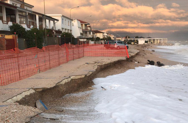 L'erosione della spiaggia a Marina di Montemarciano: dove non ci sono scogliere protettive, il mare inghiotte la strada