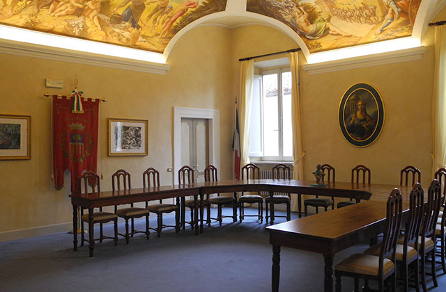L'aula del consiglio comunale a Serra de' Conti