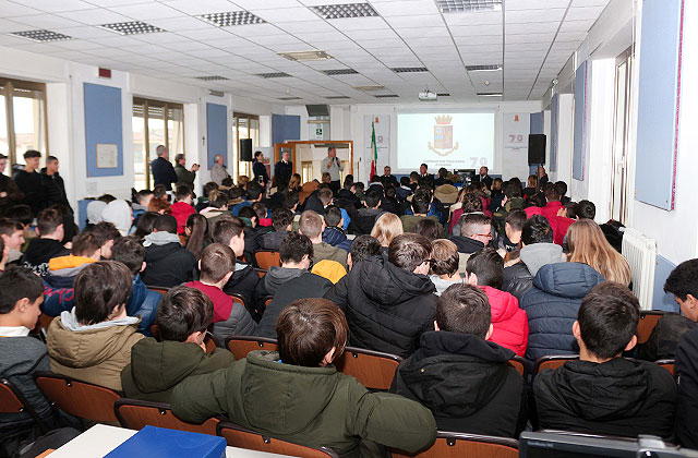 Gli studenti all'iniziativa sul cyberbullismo agli Stabilimenti della Polizia di Senigallia