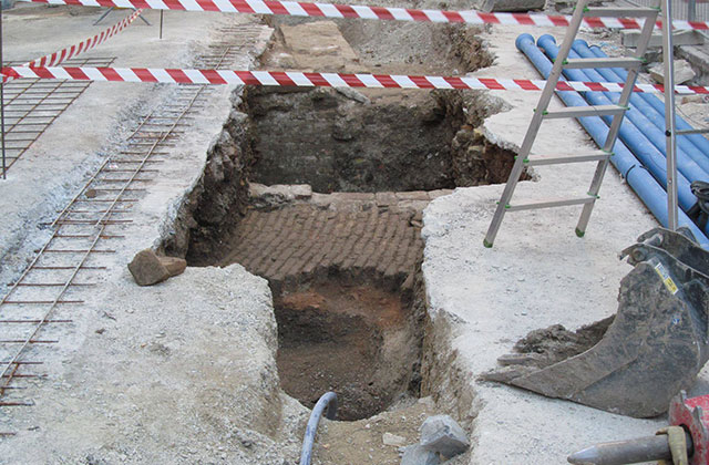 I manufatti rinvenuti con gli scavi in via San Martino, a Senigallia. Foto di Francesco Sestito