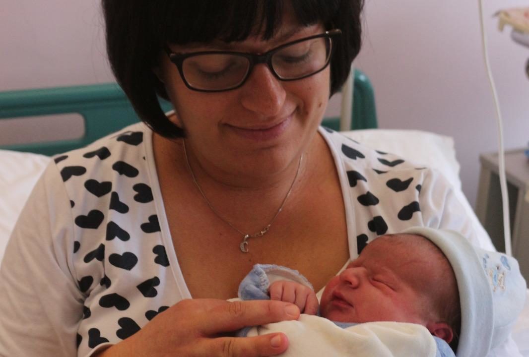 Giacomo, il primo nato dell'anno, con la mamma Cristina