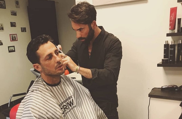 L'hair stylist Damiano Brandoni pettina Fabrizio Corona nel suo locale di Castelfidardo