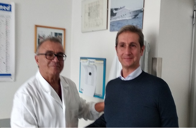 Il dottor Enzo Frati (a sinistra) con il dottor Adolfo Pansoni