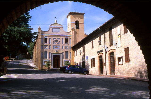 La chiesa del SS. Crocefisso o di San Francesco di Paola e a fianco il municipio di Castelleone di Suasa