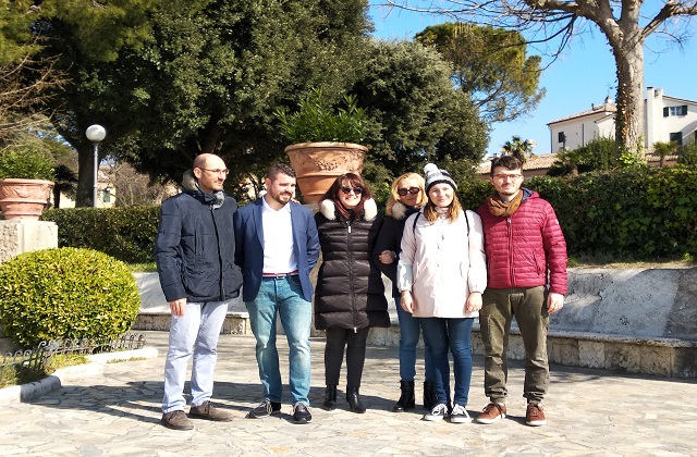 Parte del gruppo "Difendi Osimo" con al candidata Maria Grazia Mariani (terza da sinistra)