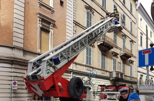 «Cornicioni pericolanti, controllate il palazzo»: residente invia pec e arrivano i pompieri