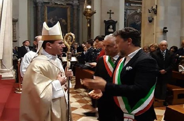 L'arcivescovo delegato pontificio di Loreto Fabio Dal Cin, il sindaco Paolo Niccoletti (in primo piano) e il primo cittadino di Andalo Alberto Perli