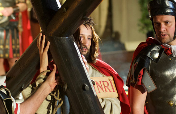 Gesù porta la Croce La Turba