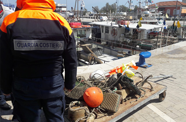 Le attrezzature per la pesca sequestrate a Senigallia