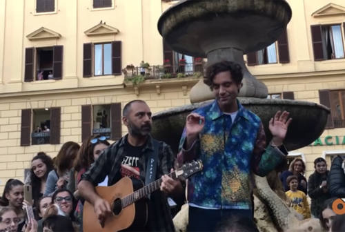 Mini concerto a sorpresa di Mika in piazza Roma: fan in delirio