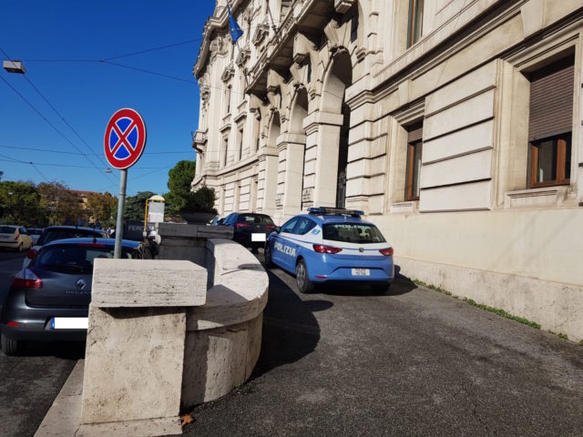 Le forze dell'ordine davanti al comune di Ancona