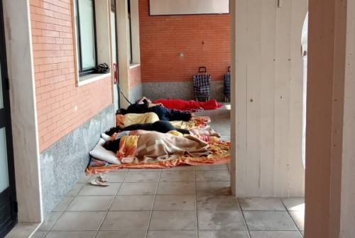 Jesi: cinque senzatetto dormono in stazione, allertate le forze dell’ordine