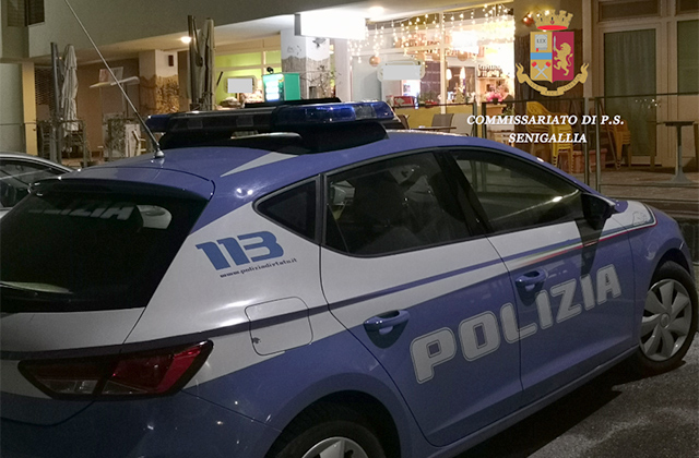 La Polizia di Senigallia davanti al cannabis shop nei pressi del lungomare Alighieri