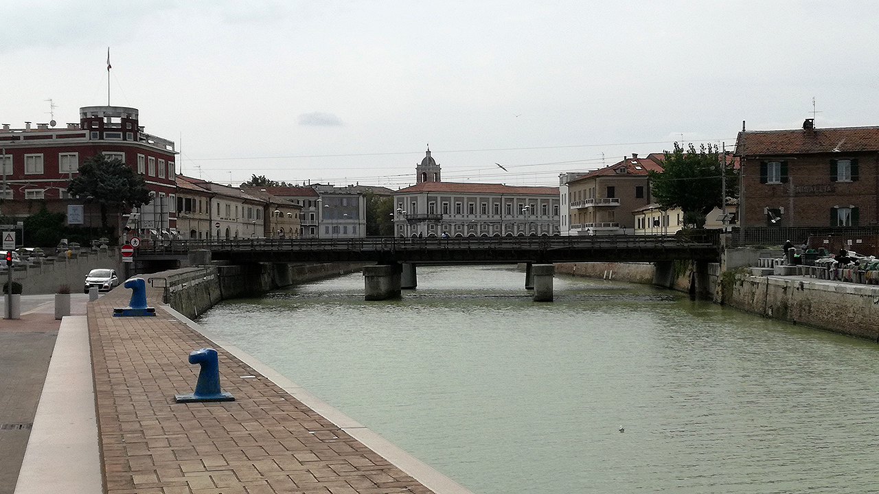 Il centro storico della città di Senigallia visto dal porto