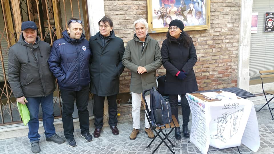 Gli attivisti delle Liste civiche di Osimo in piazza