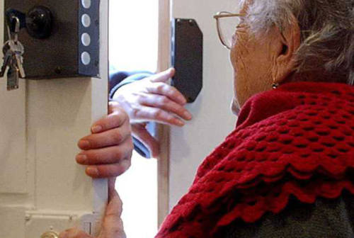 Chiaravalle, sedicente assicuratore raggira un’anziana e si fa consegnare 270 euro