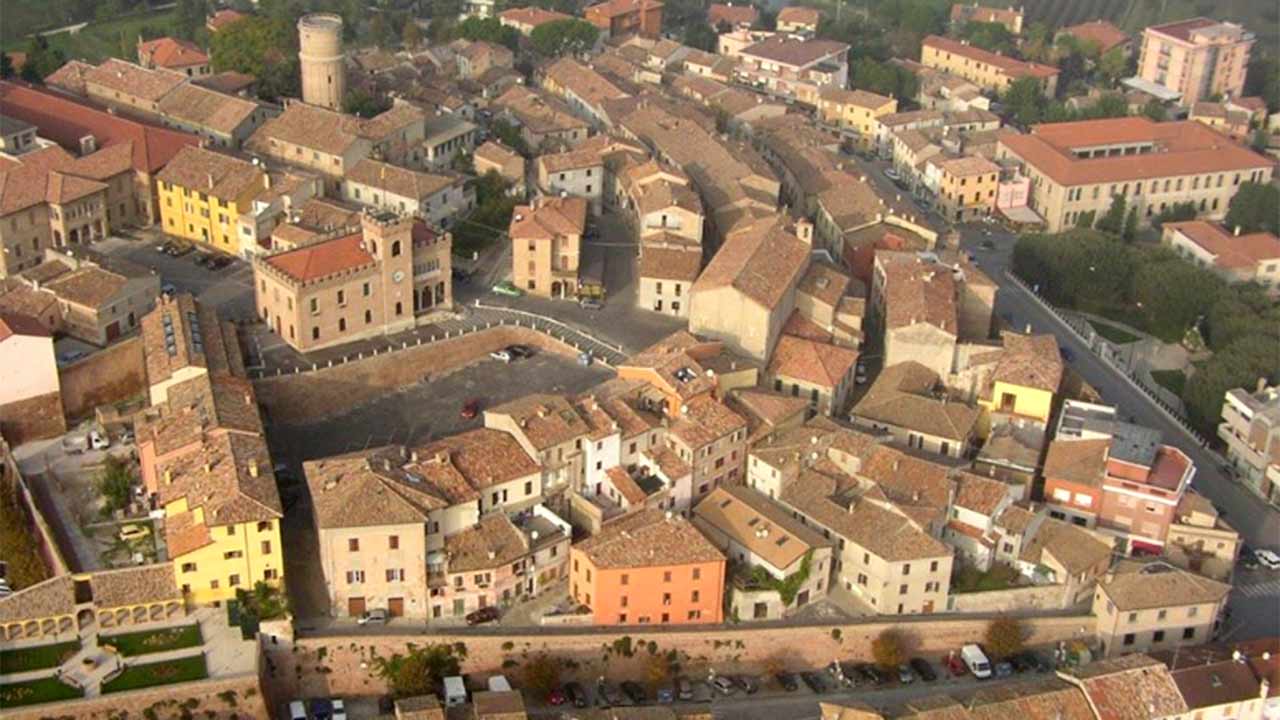 Comune di Mondolfo, foto aerea del centro storico, castello di Mondolfo