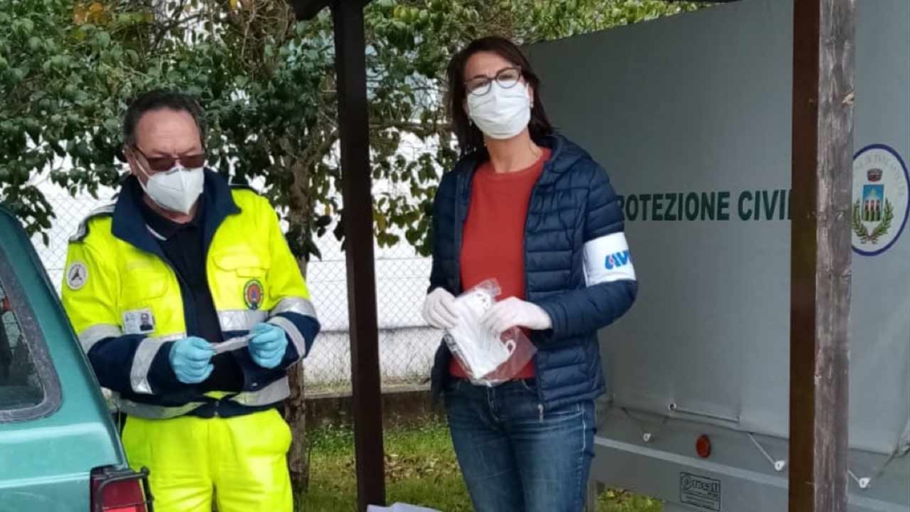 La distribuzione delle mascherine a Trecastelli dai volontari di protezione civile