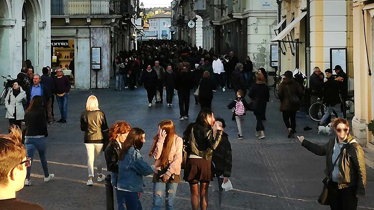 Il centro storico di Senigallia preso d'assalto in una domenica di primavera
