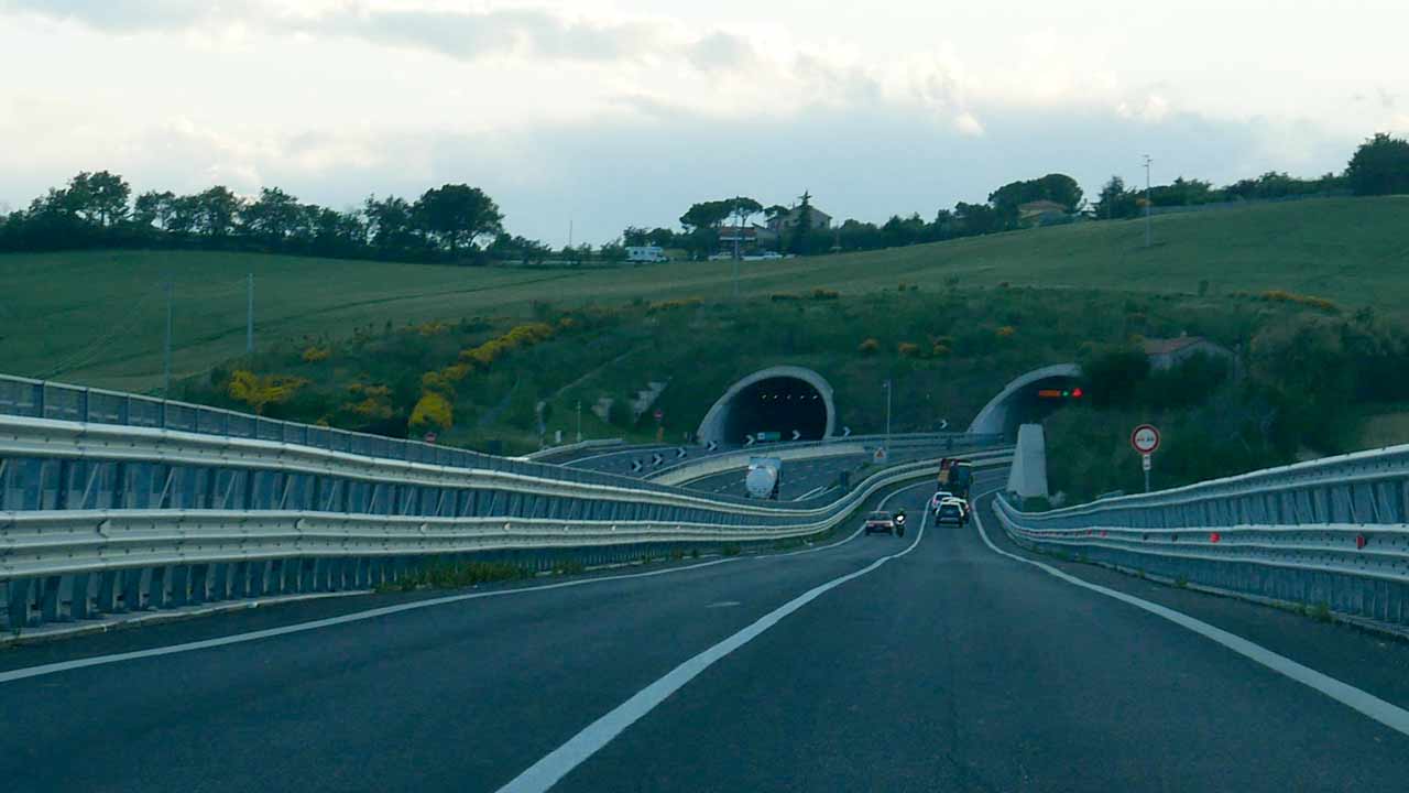 Senigallia, complanare (tratto sud): il viadotto del Morignano e la galleria del Cavallo, a fianco dell'autostrada A14