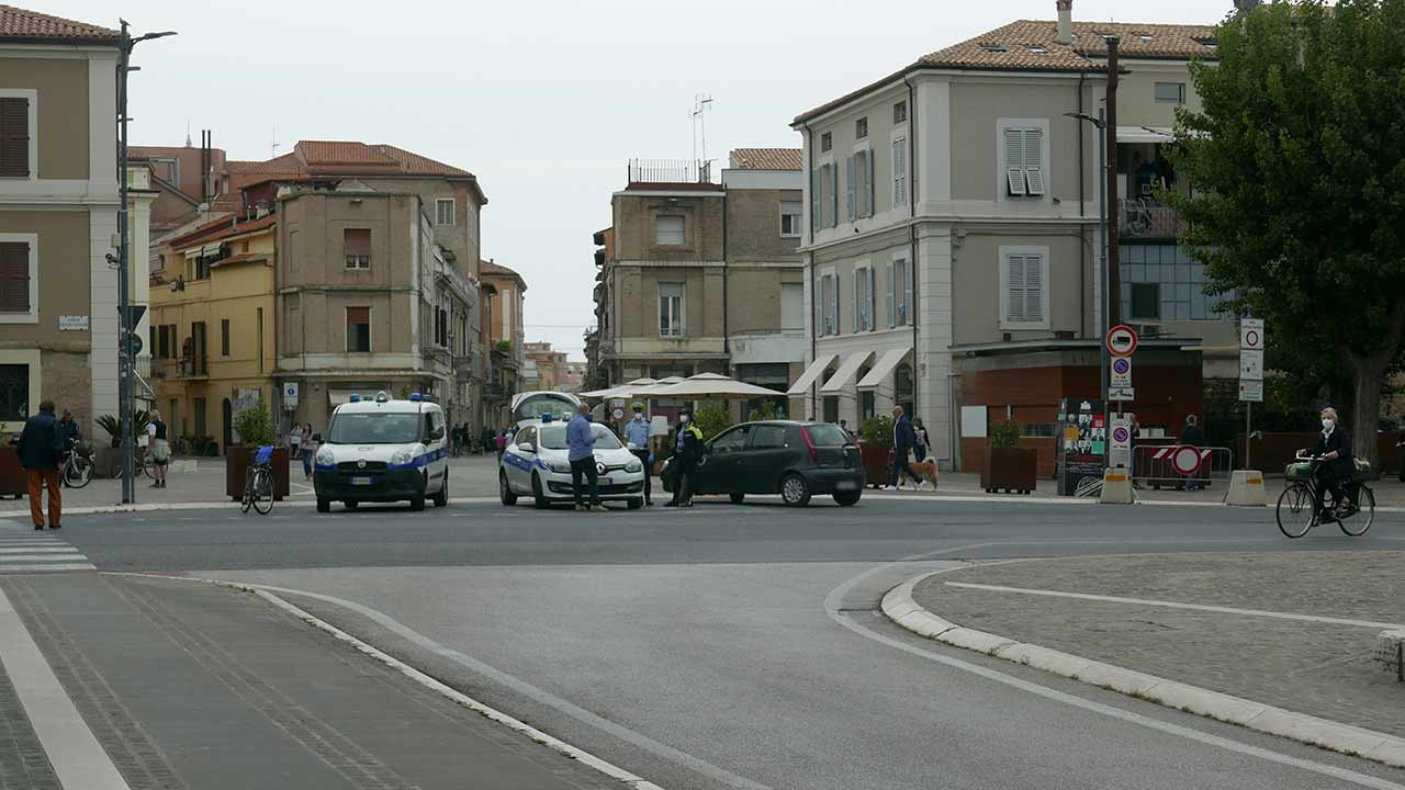 I controlli anti covid della polizia locale a Senigallia