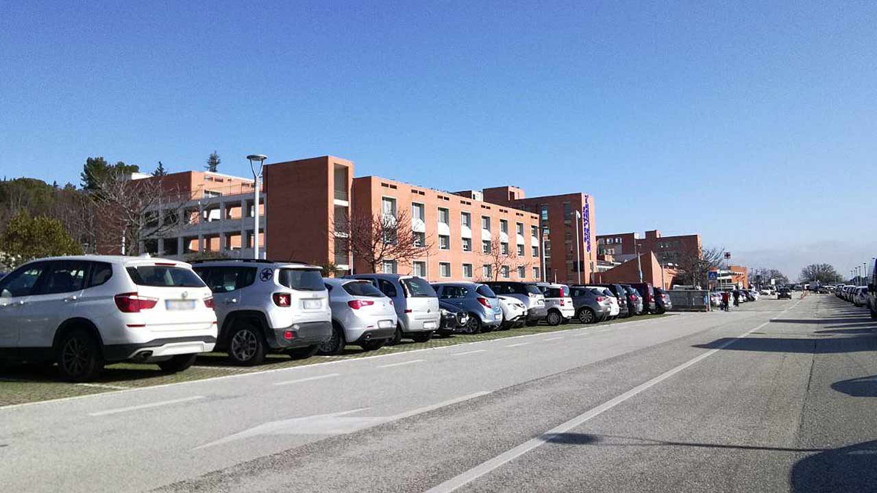 L'ospedale Carlo Urbani di Jesi: il parcheggio auto