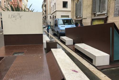 Arredo urbano Corso Garibaldi, scatta la petizione: «Graffiti e sporcizia, l’amministrazione li tolga»