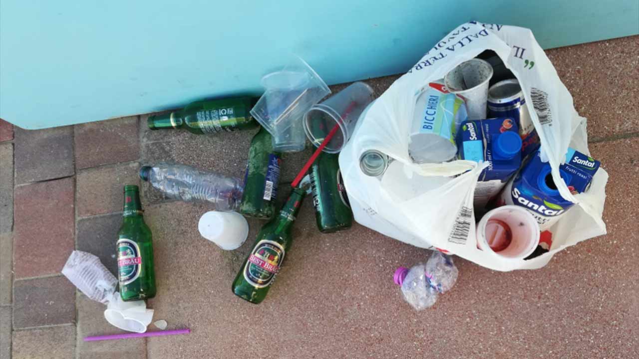 Bicchieri e bottiglie in vetro, plastica e lattine abbandonate negli stabilimenti balneari di Senigallia il sabato notte