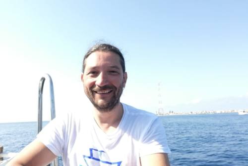 Attraversa a nuoto lo stretto di Messina, l’impresa di un ristoratore jesino
