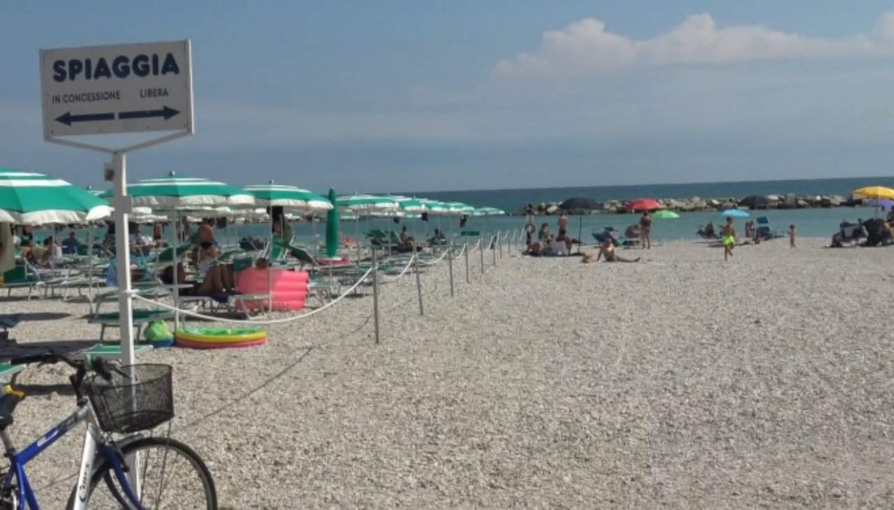 spiaggia libera a Fano