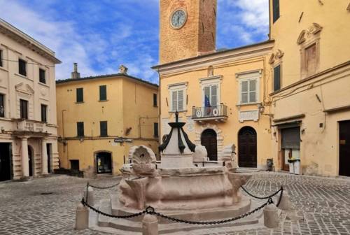 La Fontana di piazza a Serra San Quirico torna a rivivere dopo il restauro