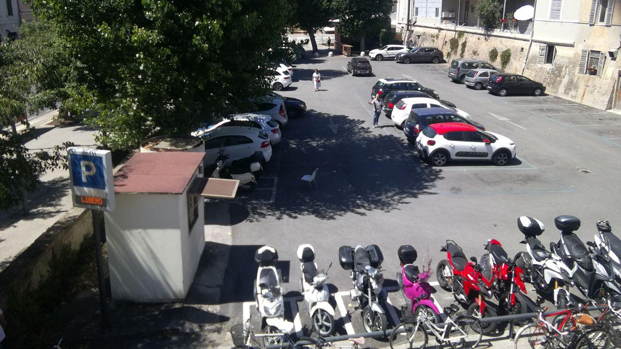 Il parcheggio in viale Leopardi, a Senigallia, di fianco l'ex Gil. Foto di Carlo Leone