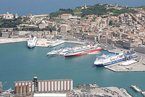 Porto di Ancona, in viaggio verso la Grecia con 500 mila euro “non dichiarati”: incastrato passeggero