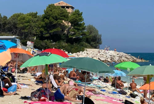 Portonovo e Mezzavalle, spiagge libere troppo affollate: prenotazione obbligatoria con iBeach anche durante la settimana