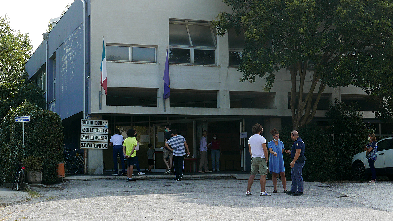 Elezioni comunali 2020, il seggio elettorale alla scuola primaria della Cesanella, a Senigallia