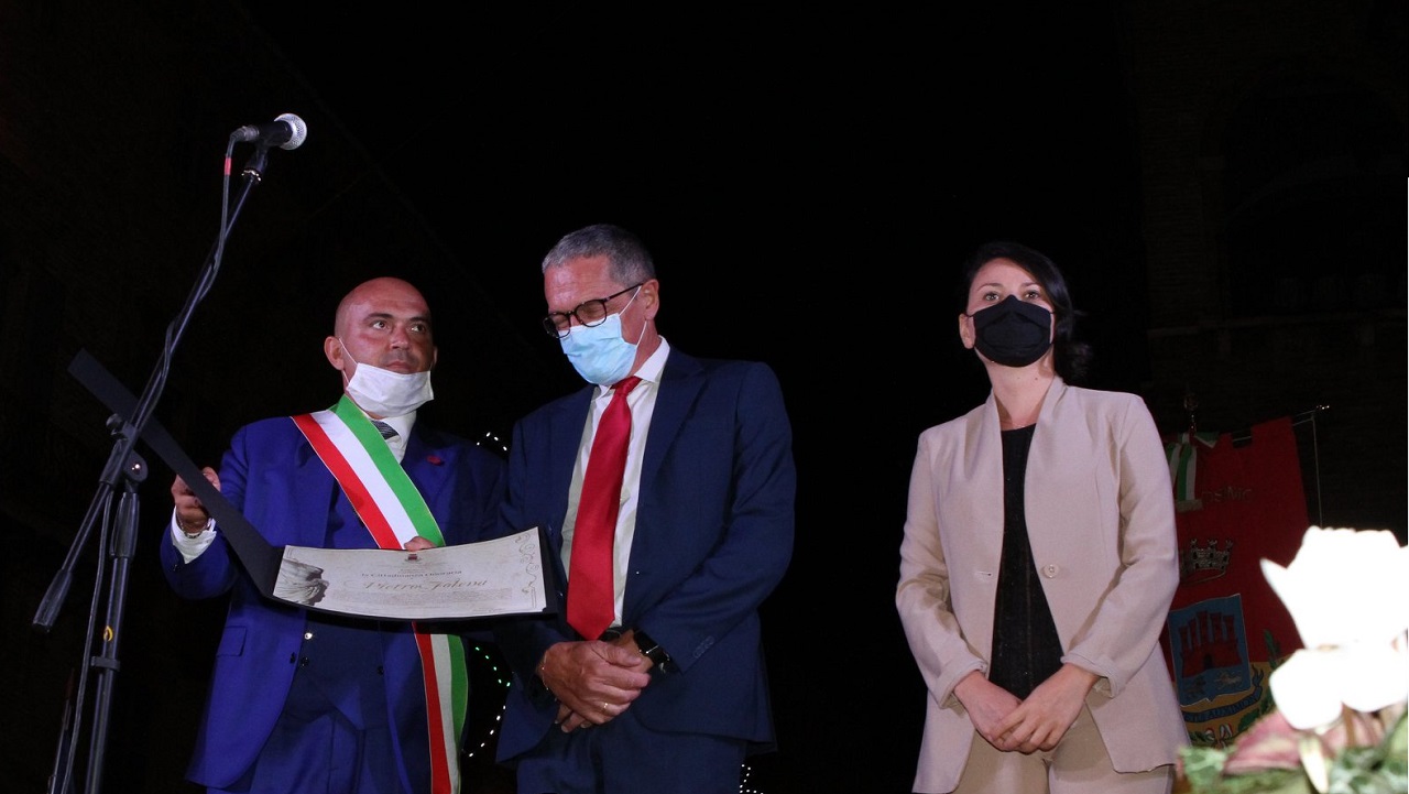 Il conferimento delle benemerenze: da sinistra il sindaco Simone Pugnaloni, l'onorevole Pietro Folena e l'assessore al Turismo Michela Glorio (foto Domenico Cappella)