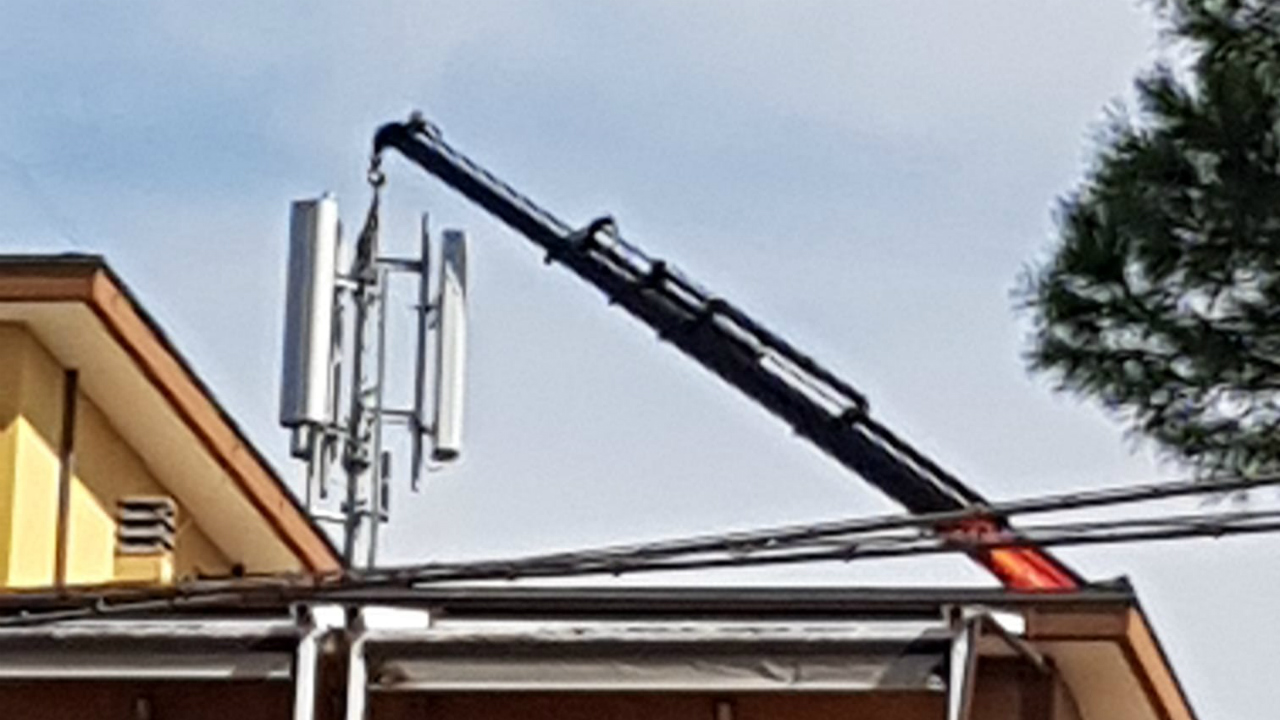 antenna di servizio della telefonia mobile in Via Pola