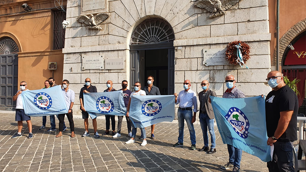 La protesta sotto la prefettura di Ancona del sindacato Siulp per le condizioni di lavoro degli agenti del XIV Reparto mobile di Senigallia