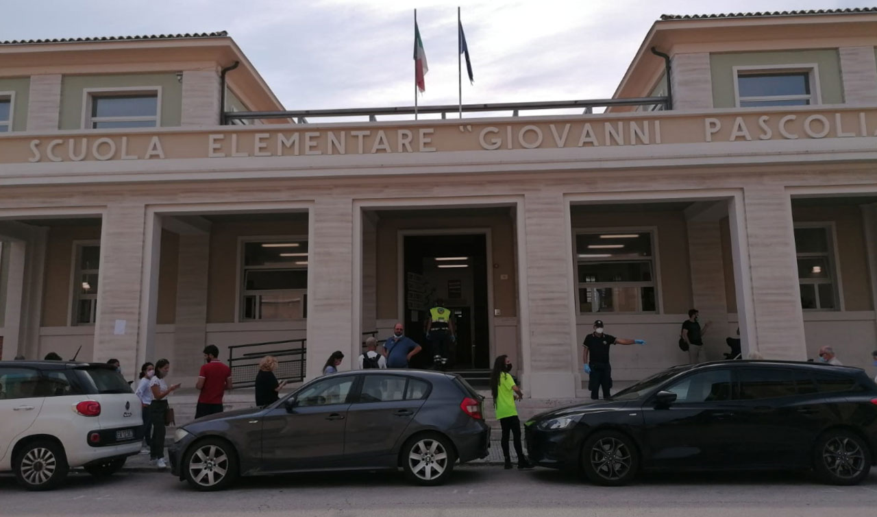 Elezioni regionali, comunali e referendum: gli elettori in fila per votare al seggio allestito nella scuola Pascoli, a Senigallia