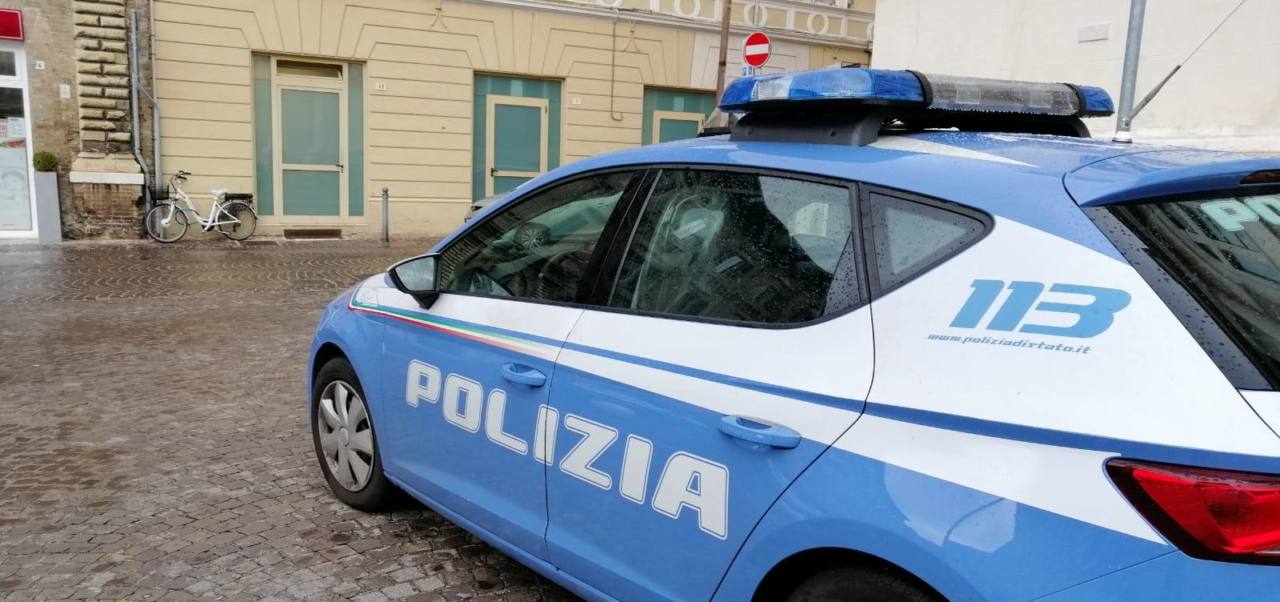 L'auto della Polizia davanti alla questura di Pesaro