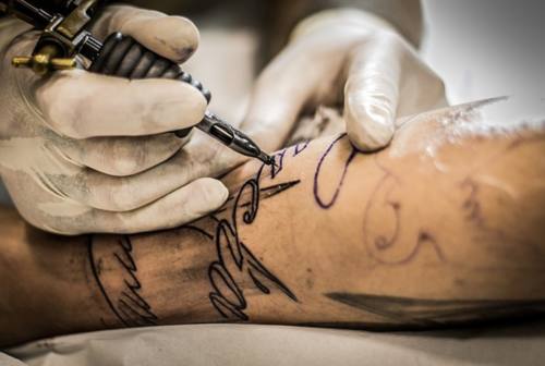 Il tatuatore Tom Tattoo «Stop ai tatuaggi colorati? Nient’affatto. E perché in tutto il mondo sono consentiti?»