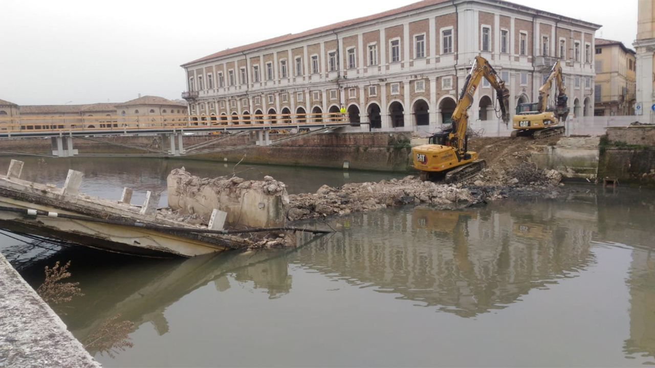 Demolito a Senigallia il vecchio ponte II Giugno. Durante i lavori venne allestita una passerella provvisoria in legno per le necessità di cantiere e per le utenze