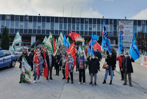 Torrette, lavoratori delle pulizie in sciopero: «Noi pagati 5 euro all’ora, siamo invisibili»