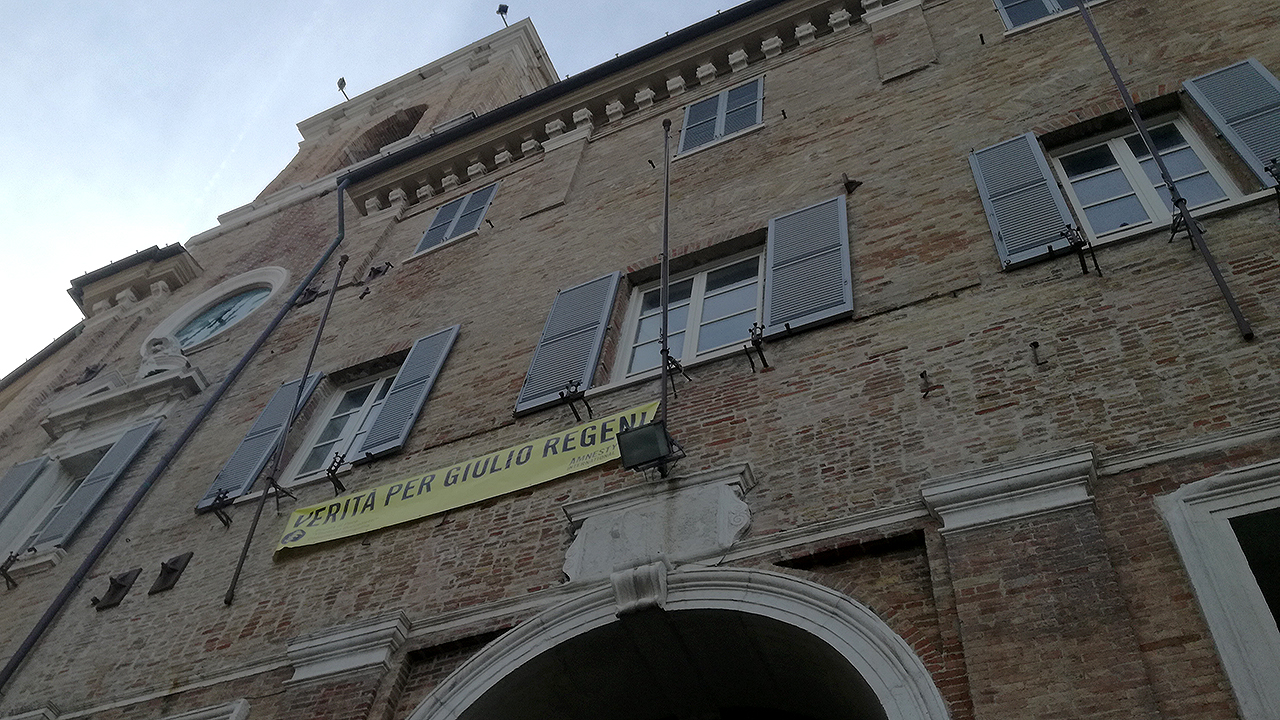 Lo striscione per Giulio Regeni affisso fino all'ottobre 2020 sulla facciata del municipio di Senigallia