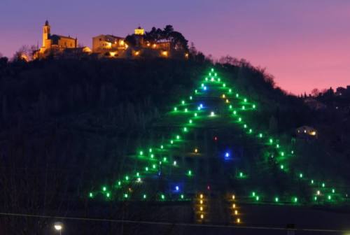 Castelbellino, torna ad accendersi l’Albero di Natale più grande delle Marche