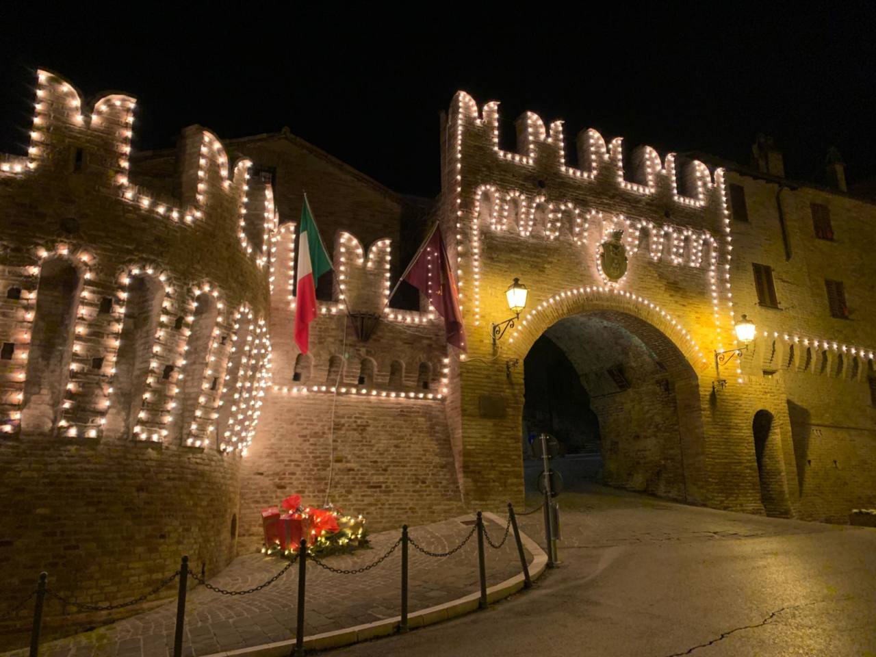 Le mura di Corinaldo addobbate per le festività di natale con le luci