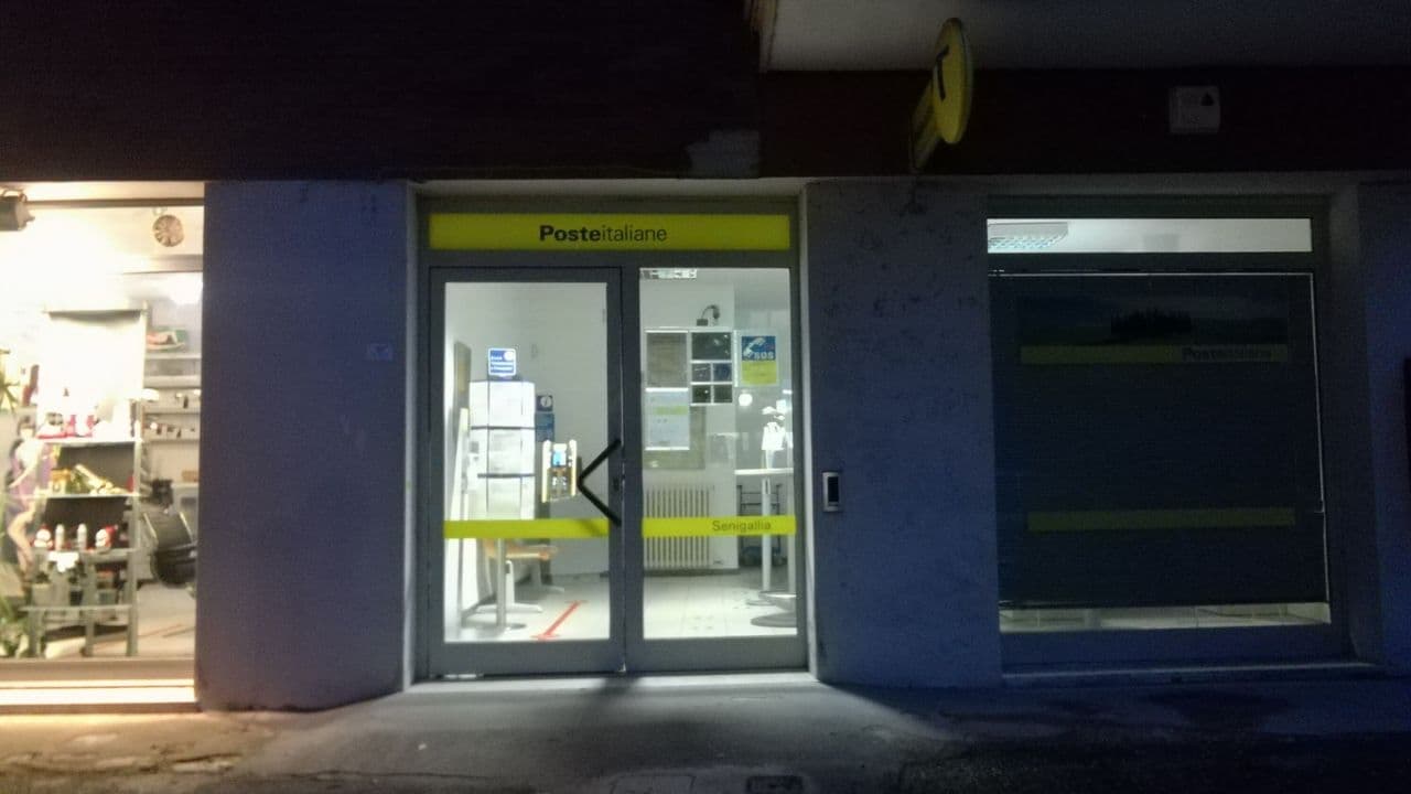 Uno degli uffici postali periferici di Senigallia: la filiale della Cesanella