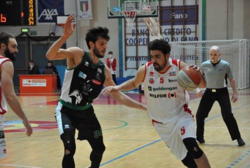 Basket serie B, la Goldengas si butta via nel finale: a Senigallia passa Giulianova