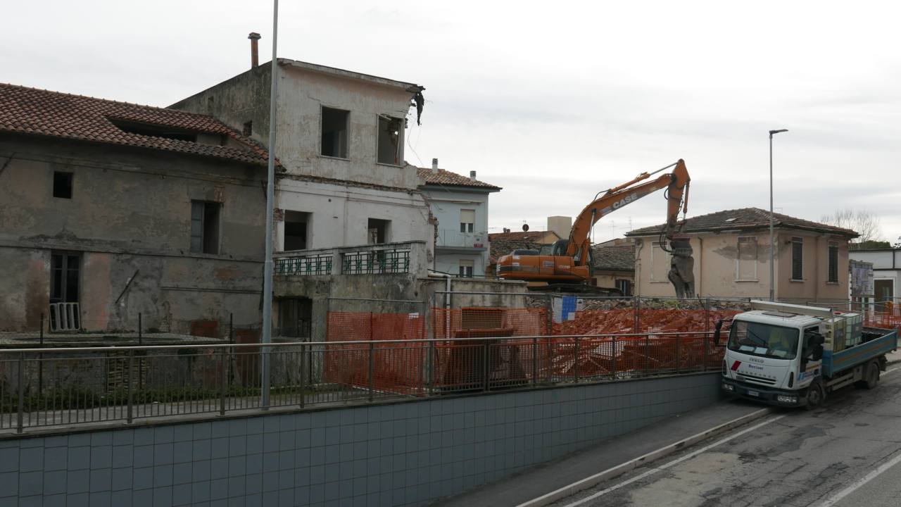 Demolito l'ex hotel Mignon a Senigallia