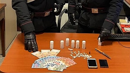Il materiale per lo spaccio di droga sequestrato dai carabinieri di Senigallia